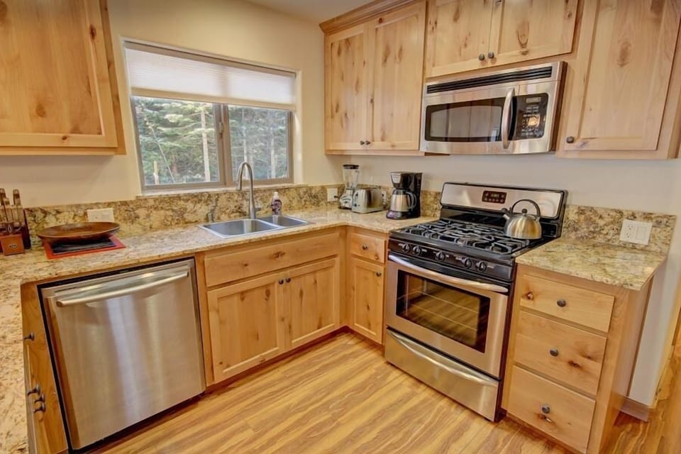 Blender, toaster, coffee maker, teapot. It's all there!