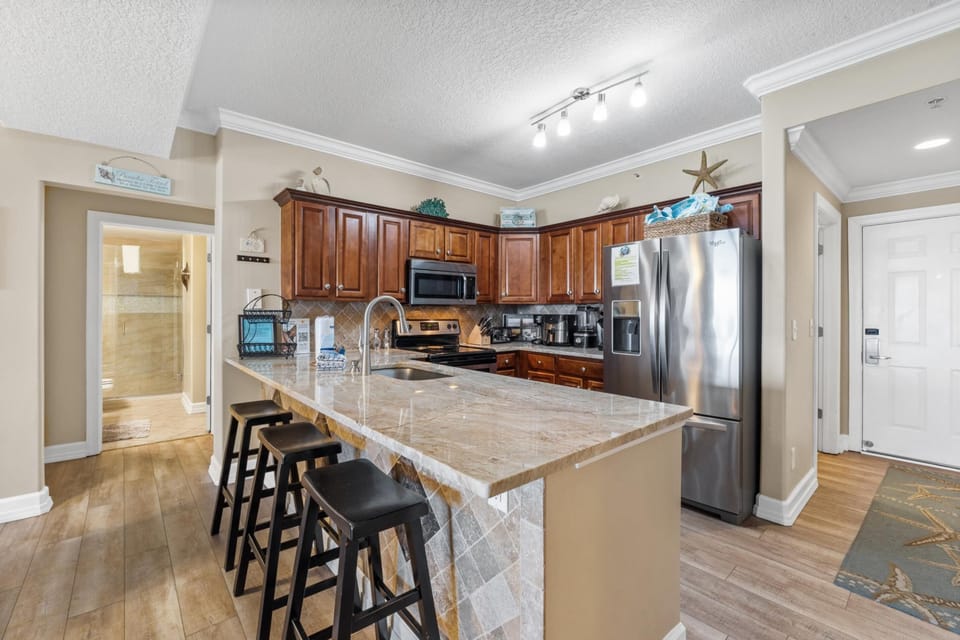 Kitchen with Breakfast Bar