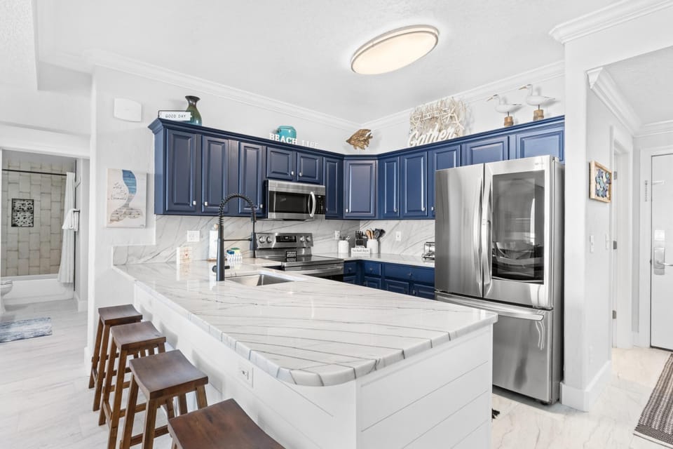 Kitchen with Breakfast Bar