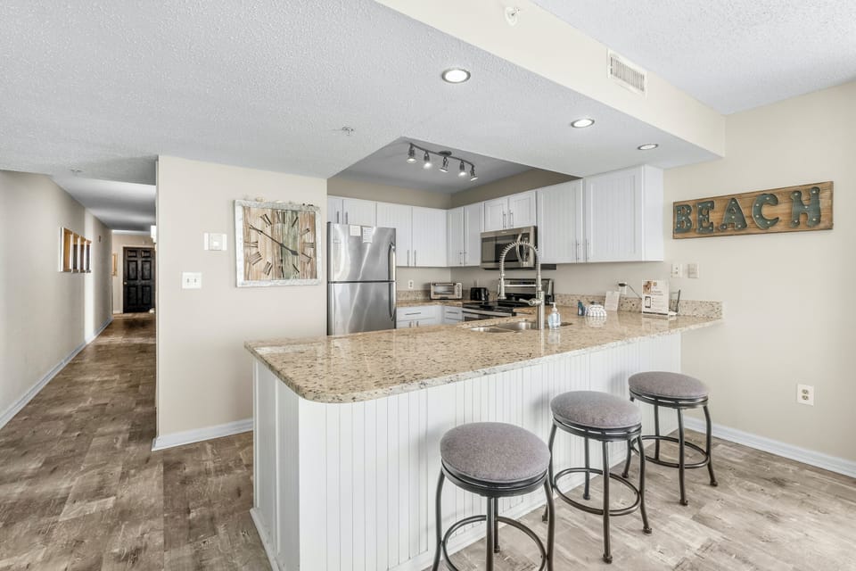 Kitchen with Breakfast Bar