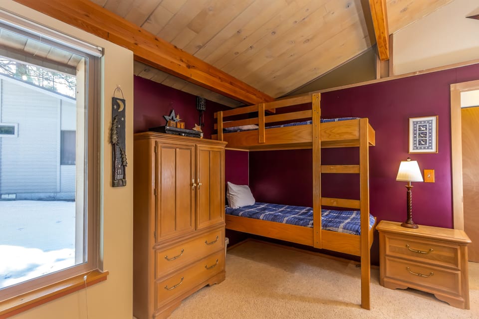 Bunk Bedroom with Futon
