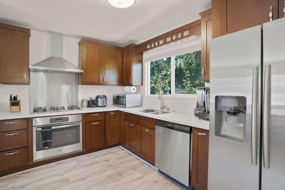 Rice cooker, built-in oven, gas cook top, and powerful range hood just like home