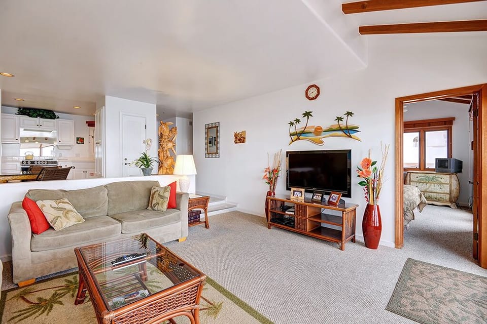 3-LIVING ROOM TO TV RS.jpg