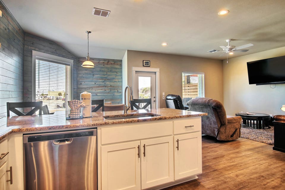 Kitchen - Plenty of space for cooking a family meal!