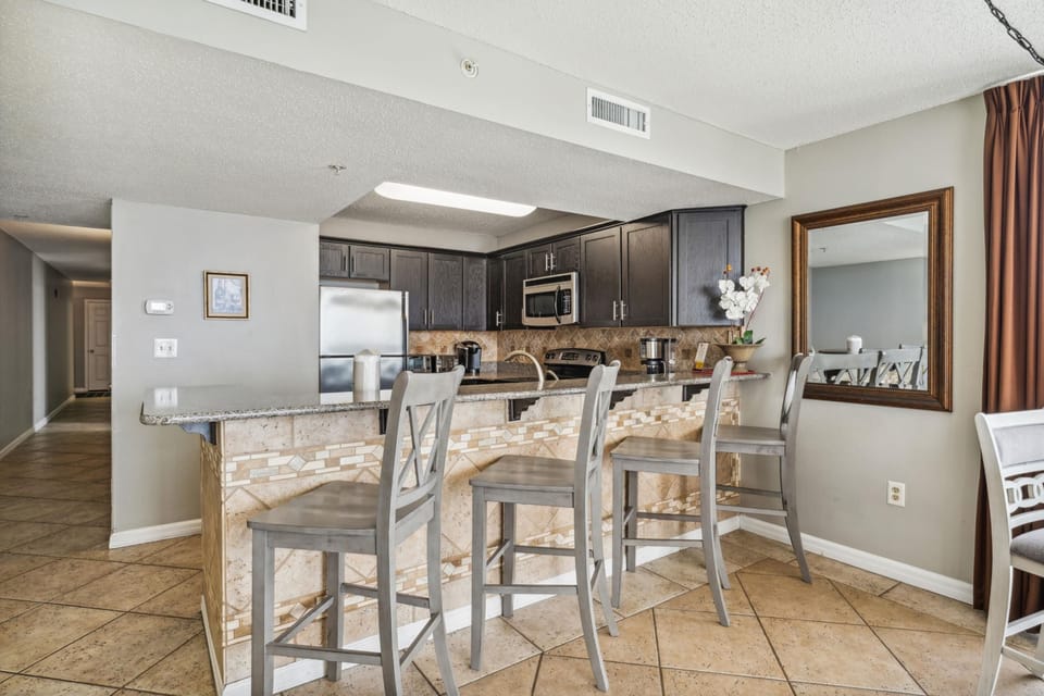 Kitchen with Breakfast Bar