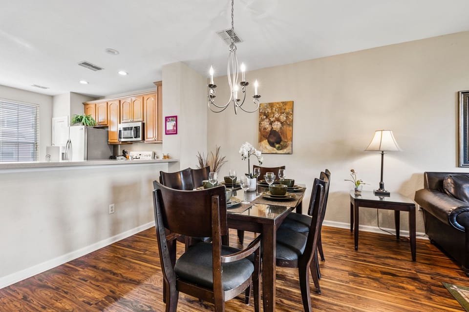 Sublime dinning area of the townhouse in Orlando - A perfectly organized space to enjoy your meals with beautiful decor - Majestic chandelier and aesthetic wall painting enhancing the space beauty - Elite 6 persons dinning table