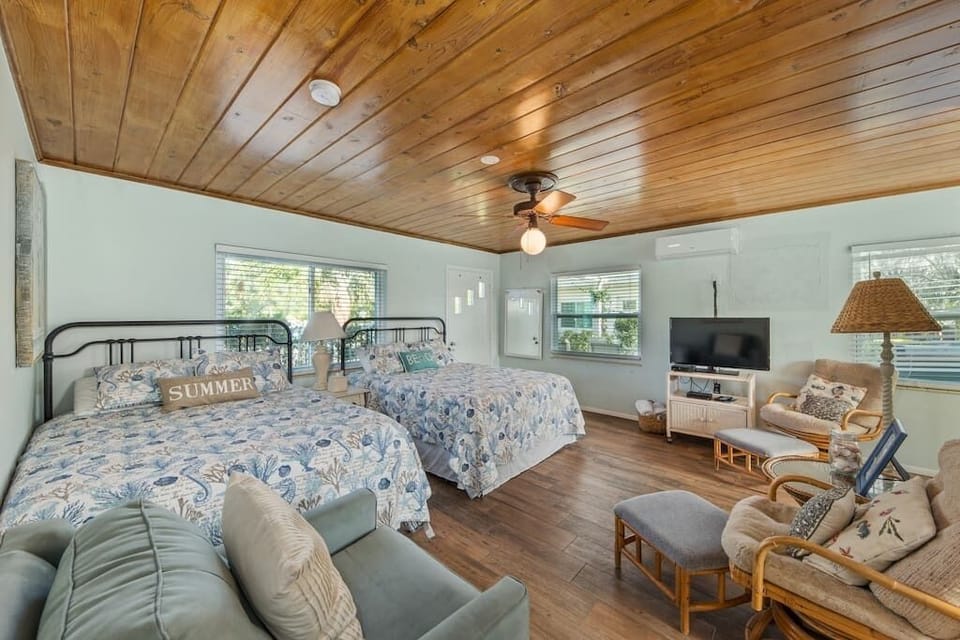 Main Bedroom has Two Queen Beds + One Single Bed & Brand New Flat Screen TV