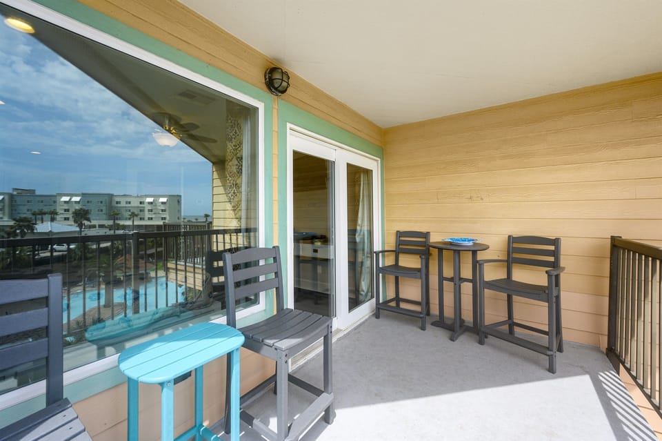 Lovely balcony off the den.