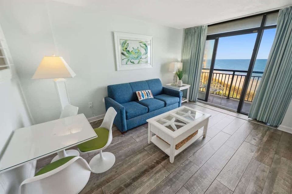 Living Room with Stunning Views☀️