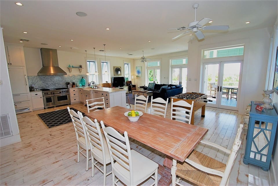 Dining Area
2nd Floor