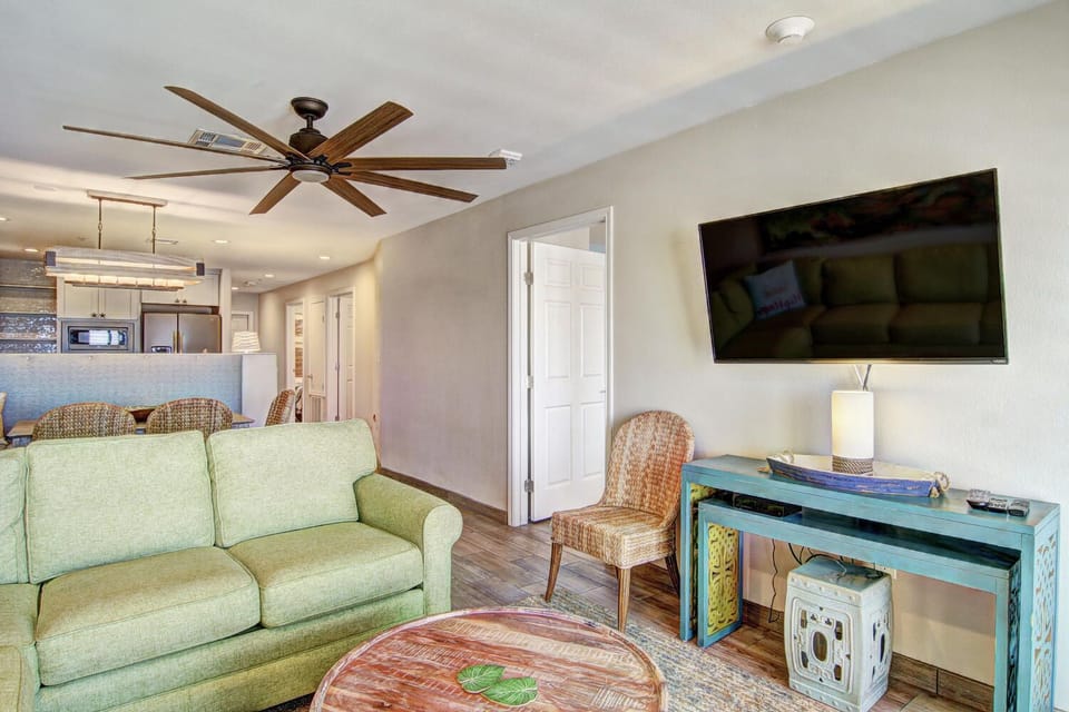 Relax in your bright, airy living space with coastal colors and gentle ceiling fan breezes keeping you cool.