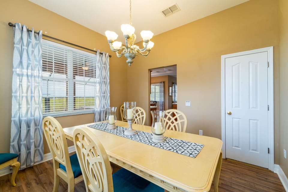Dining Table and seating for 4