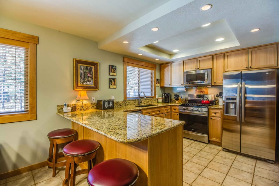 Kitchen w/ Bar