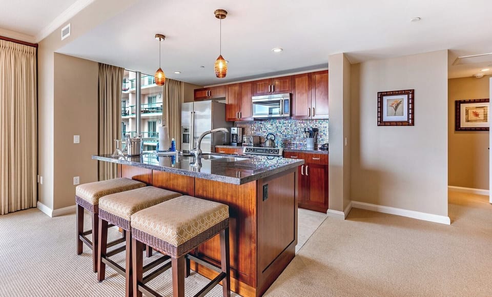     Earthy tones and gleaming stone—an ode to nature’s palette