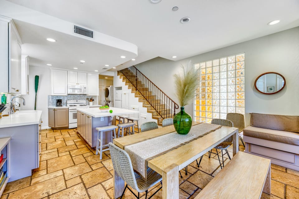 334E - Dining Area to Kitchen