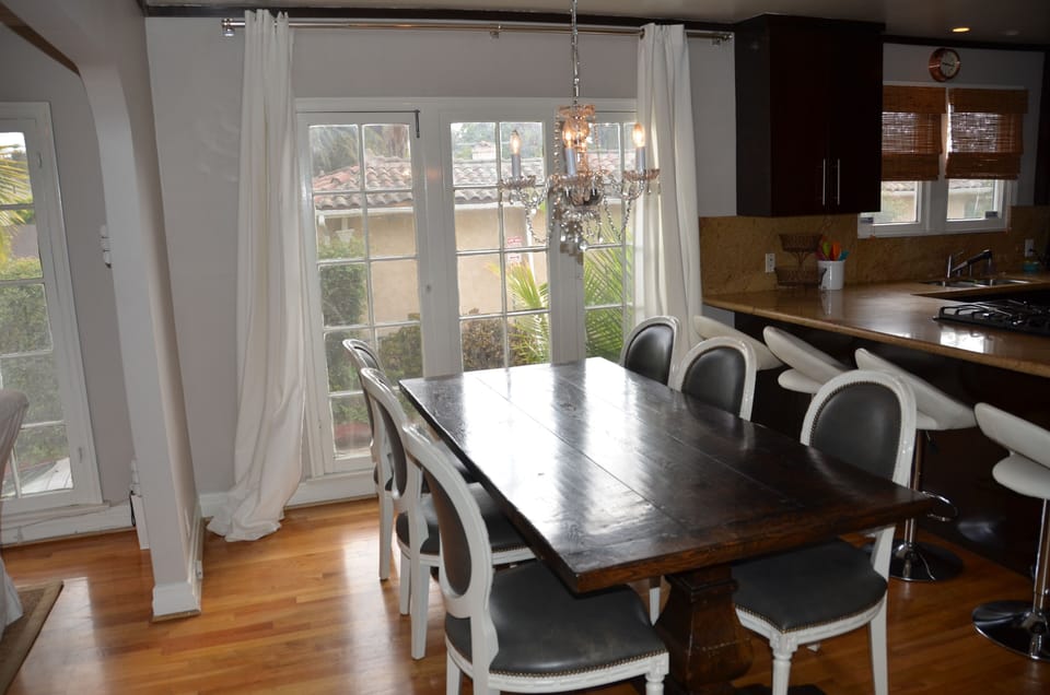 dining room, seats 6 people