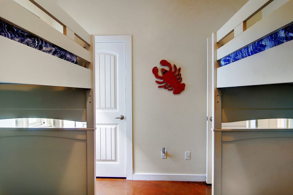 Quad twin bunk bedroom - The bunk room is full of seaside charm, featuring two sets of twin bunks and fun coastal décor