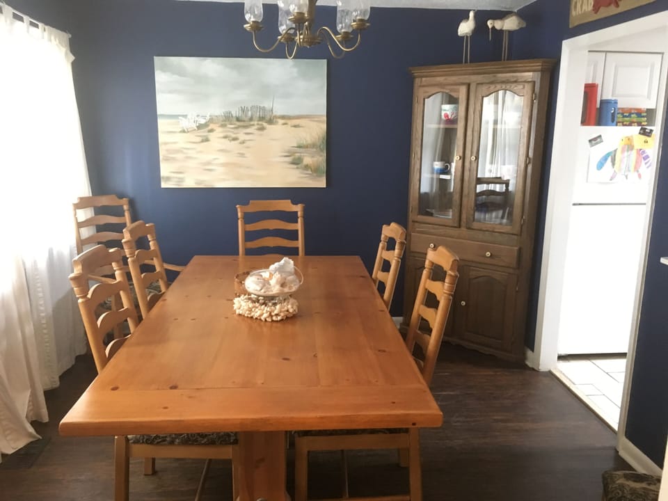 Dinning Room, table can be extended to seat 8.