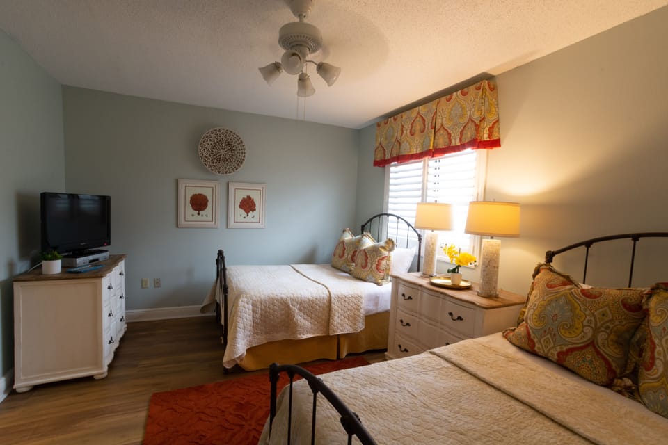 GUEST BEDROOM UPSTAIRS DBL BEDS - GUEST BEDROOM UPSTAIRS DBL BEDS