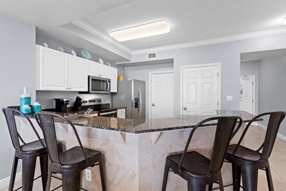 Kitchen with Breakfast Bar