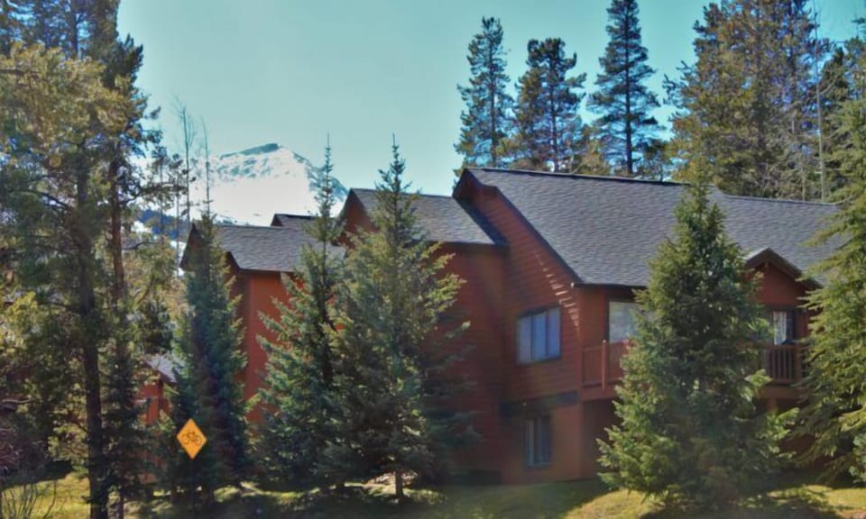 Welcome to Park Forest! - This gorgeous and spacious private home is part of a large duplex. It is located up the hill from Main St., in walking distance from Breckenridge Ski Resort. It has two, sizable decks and a private hot tub.