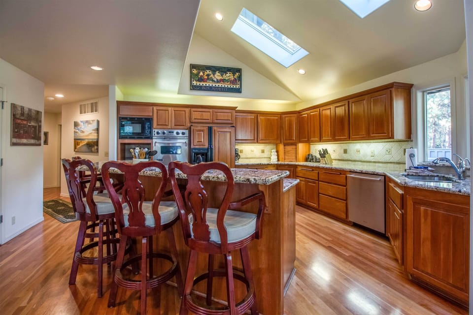 Kitchen w/ Bar