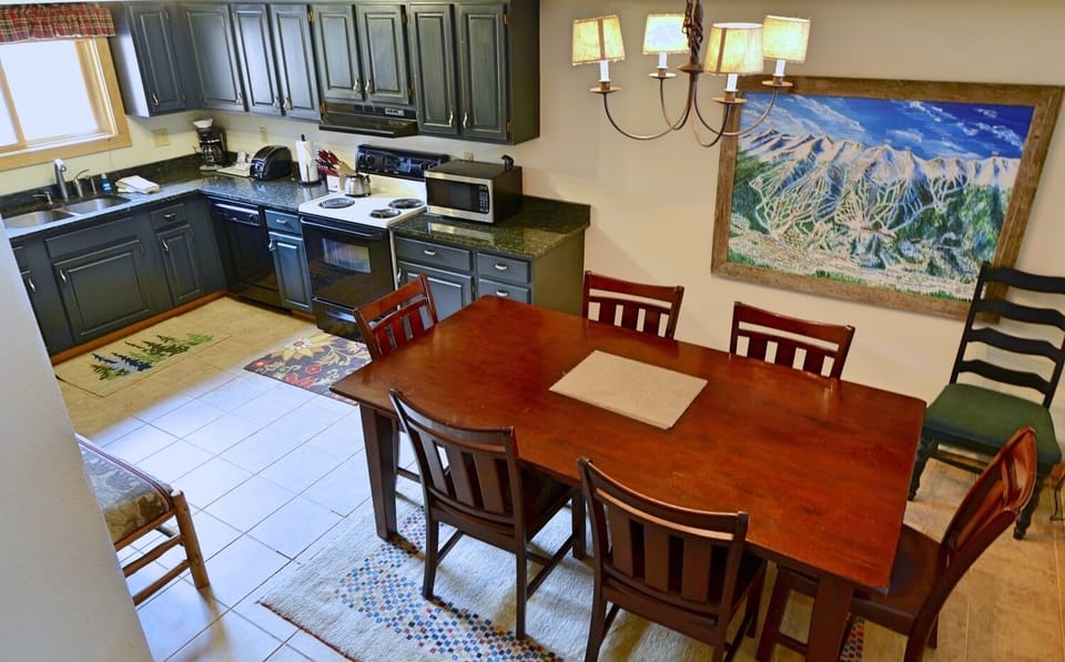 Fully Equipped Kitchen and Dining Room Area - This fully equipped kitchen and dining room area can comfortably, accommodate the entire party.
