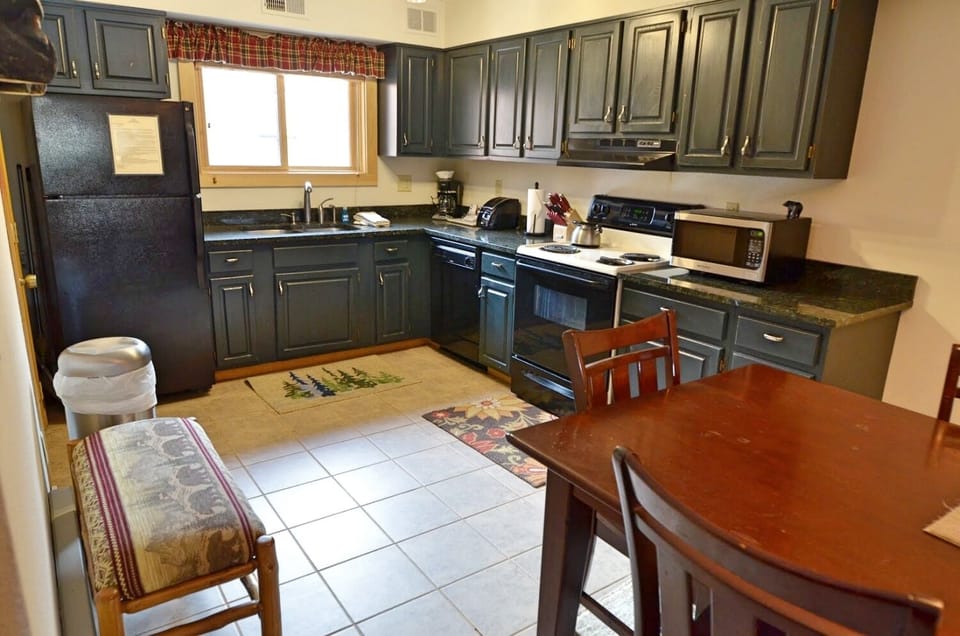 Fully Equipped Kitchen and Dining Area - This fully equipped kitchen and dining room area can comfortably, accommodate the entire party.