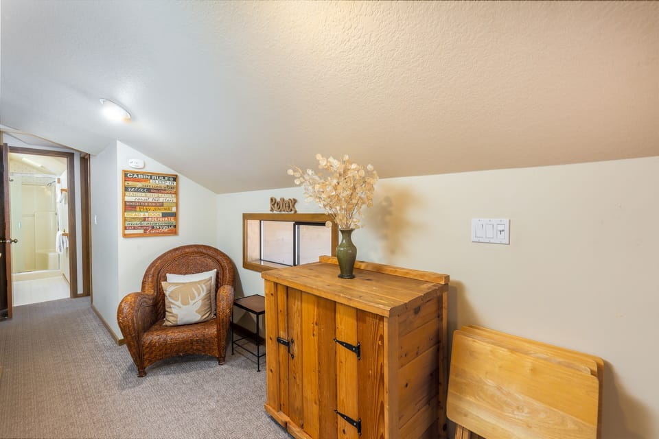 Loft Bonus Room w/ TV - Two Futons - Upstairs