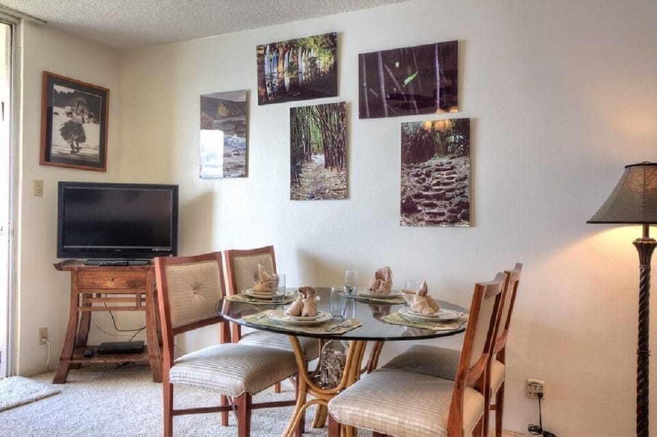 Dining room - Dining room table