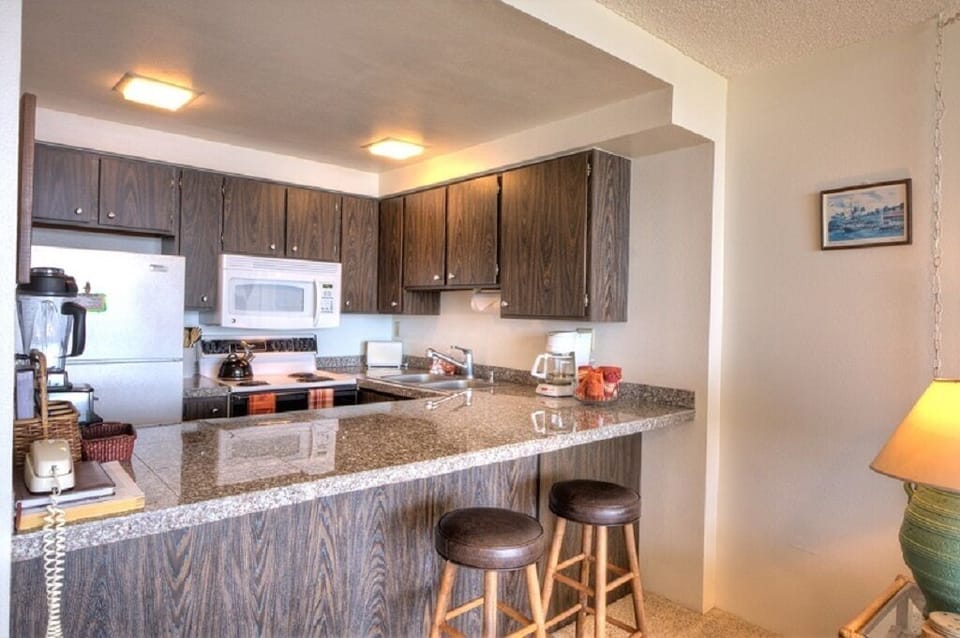 Kitchen - Kitchen bar counter with additional seating.
