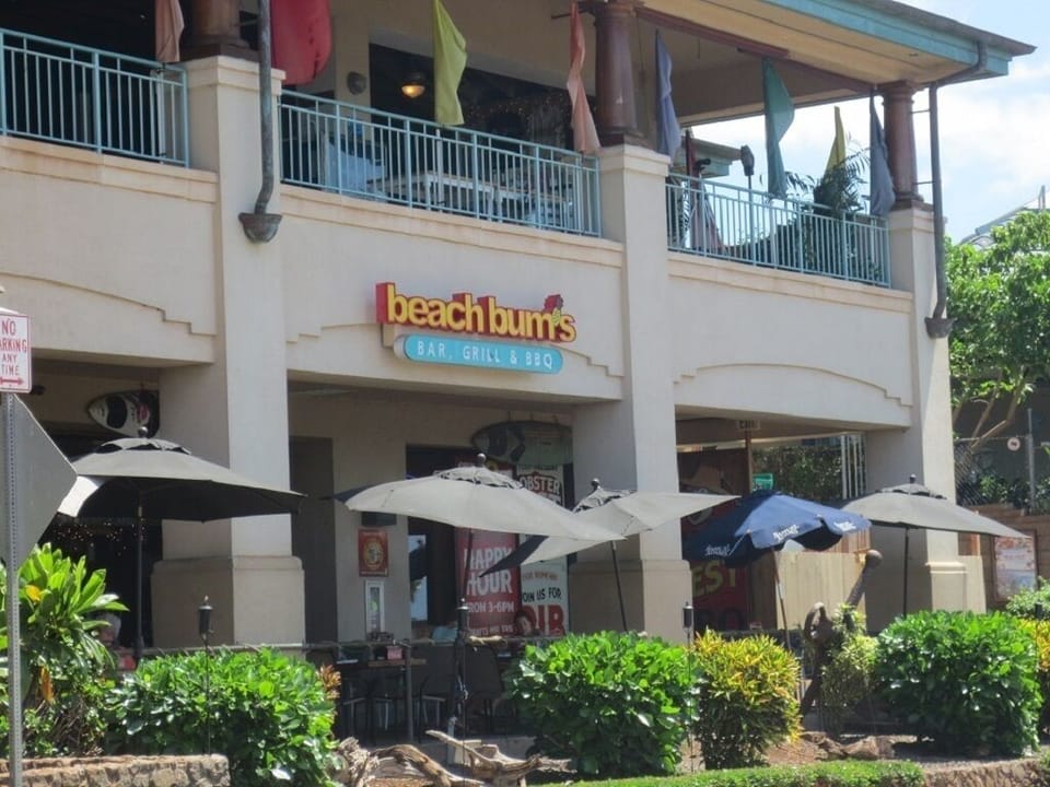 Area activities - Beach Bums bar and restaurant in the Harbor Shops.  Short walk for lunch or dinner overlooking Maalaea Harbor.