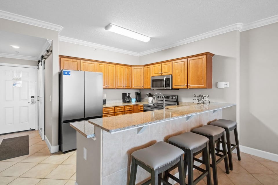 Kitchen with Breakfast Bar