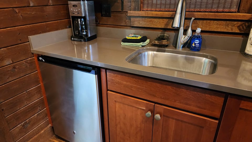 Kitchenette w/ Mini Fridge