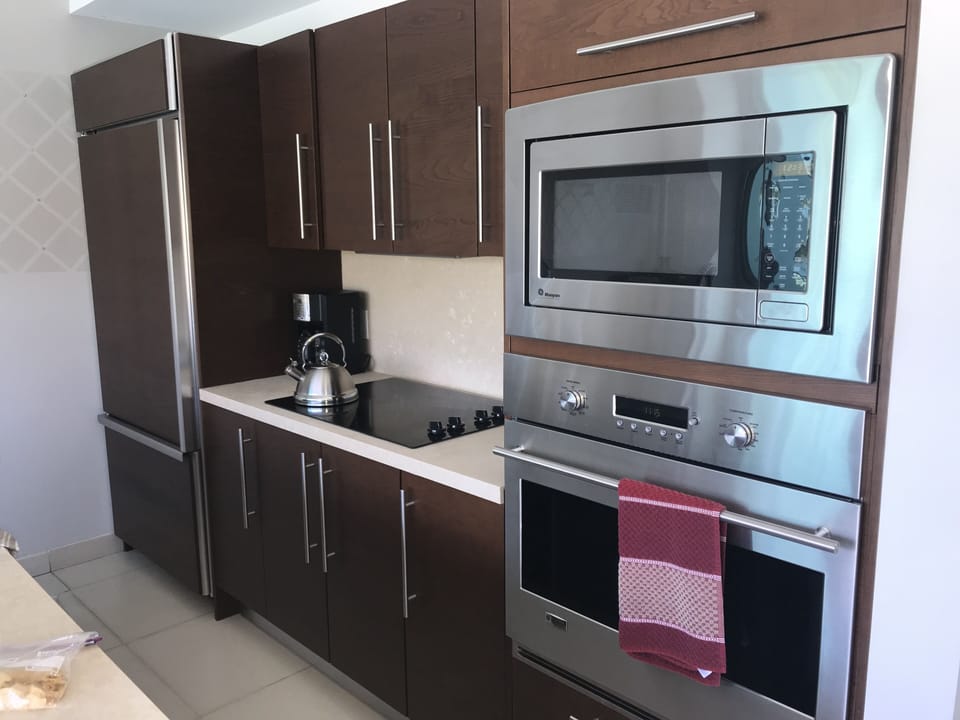 Kitchen: coffee maker, toaster, blender, tea kettle, large/small pots and pans