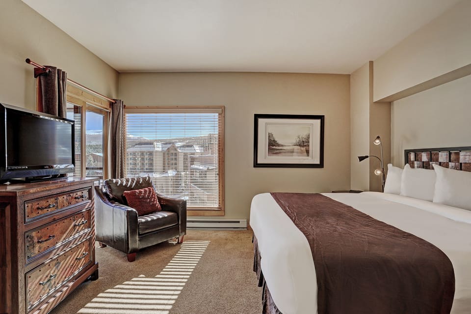Screen, Indoors, TV, Furniture, Living Room