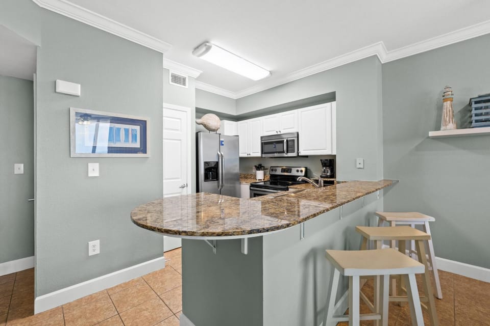Kitchen with Breakfast Bar