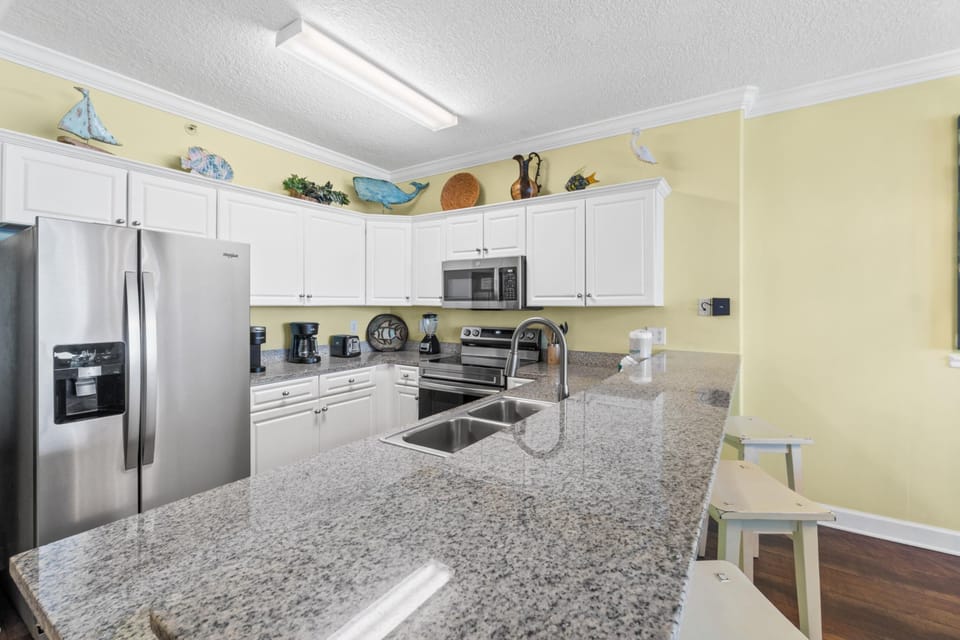 Kitchen with Breakfast Bar