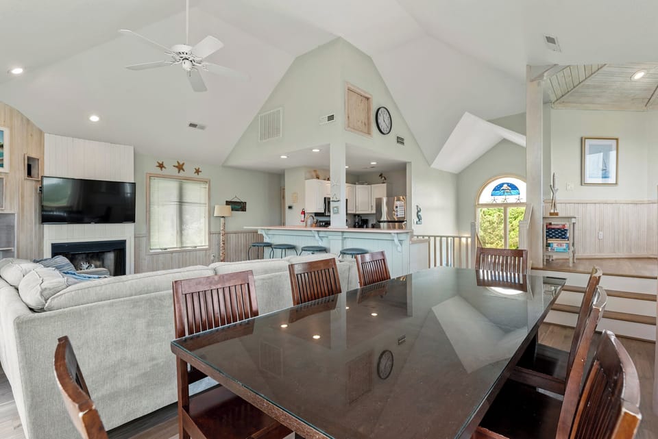 WH549: Pelican Shores | Top Level Dining Area