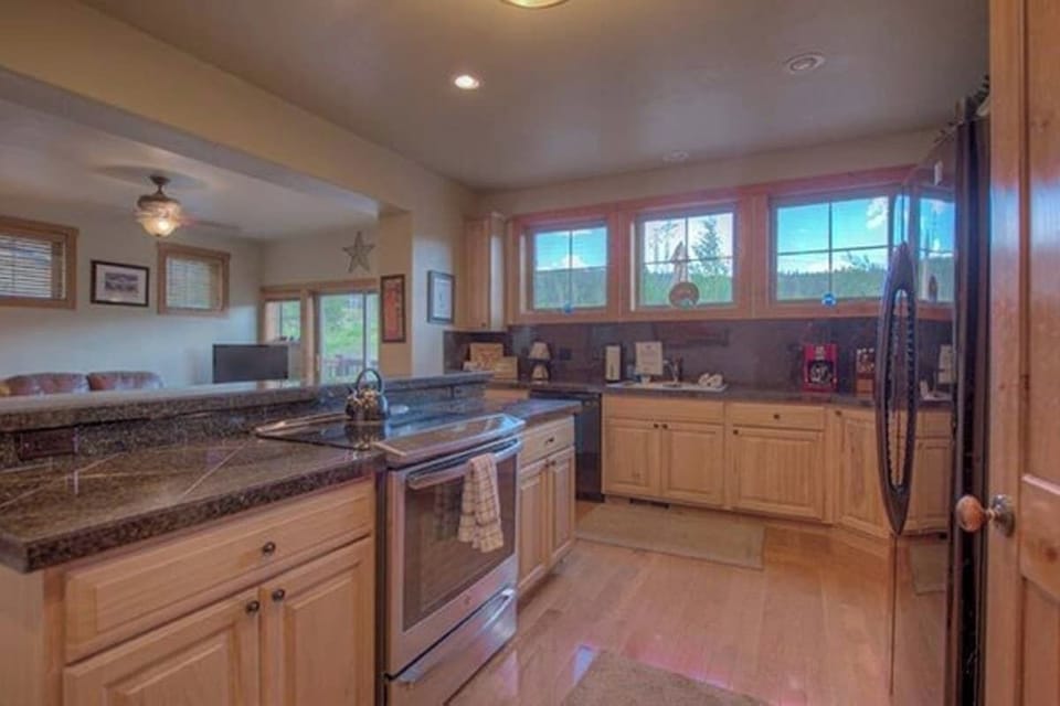 Kitchen: Drip coffee maker, Crockpot, blender, cooking utensils, tableware