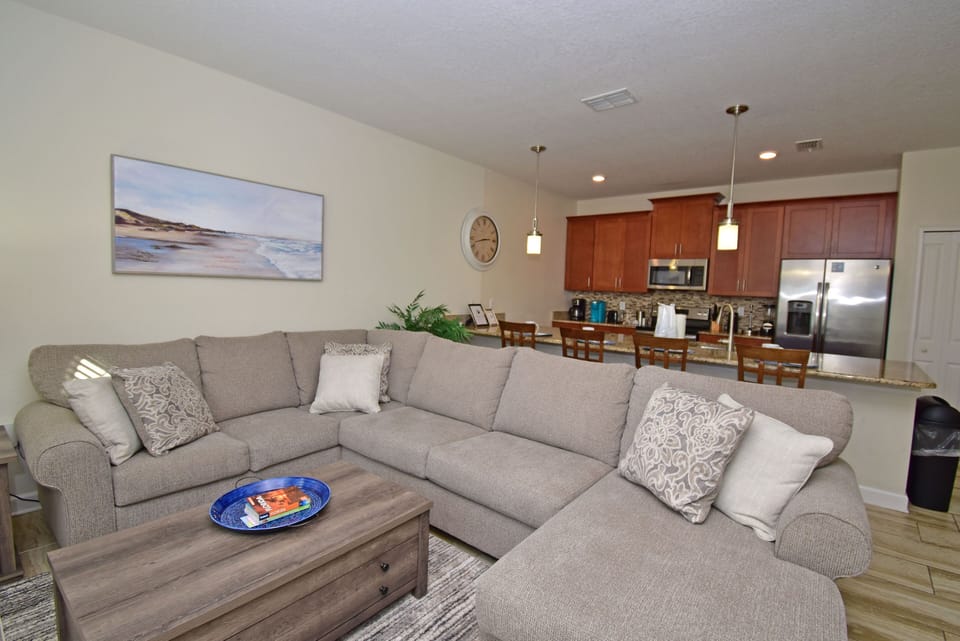 Lounge & kitchen