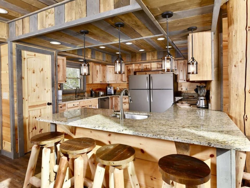 6 guests can sit around the peninsula. The kitchen has a pantry on the left.