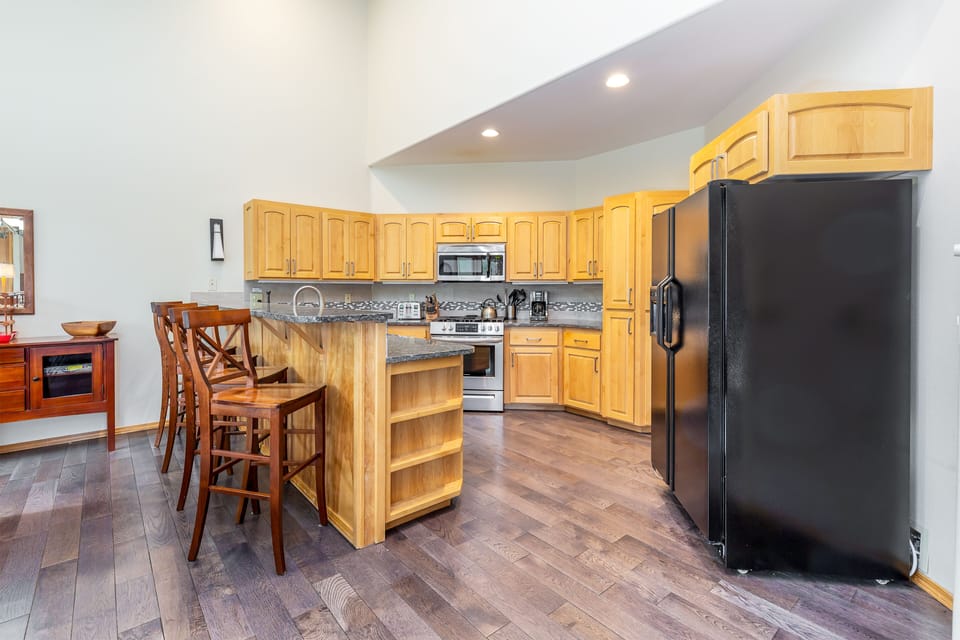 Kitchen w/ Bar