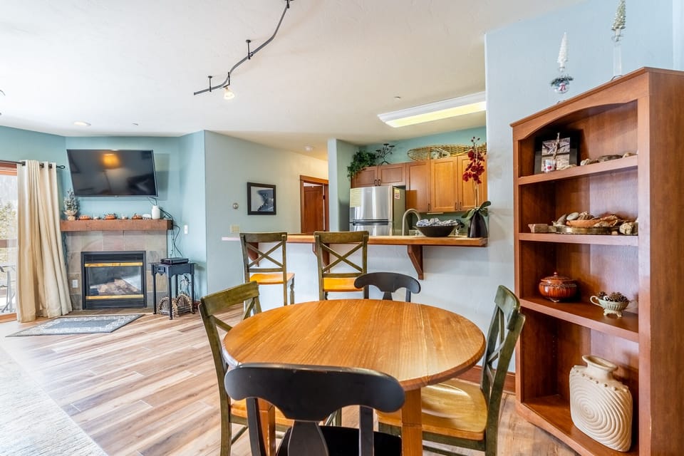 Dining table with seating for four.