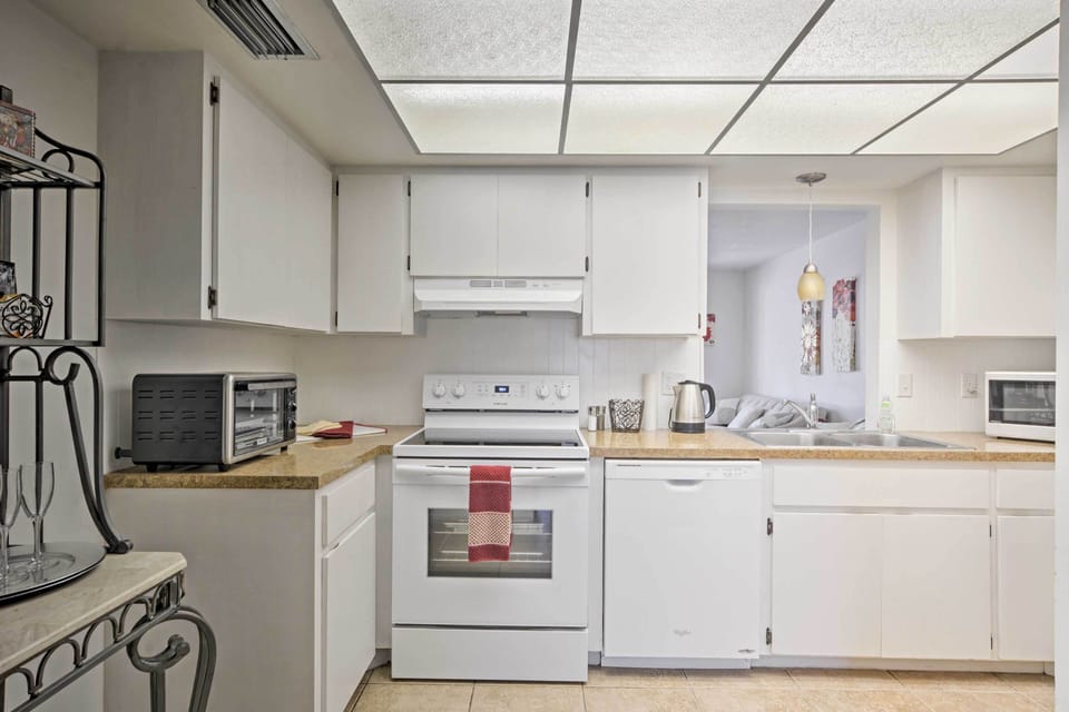 Kitchen | Cooking Basics | Coffee Maker | Paper Towels/Trash Bags Provided