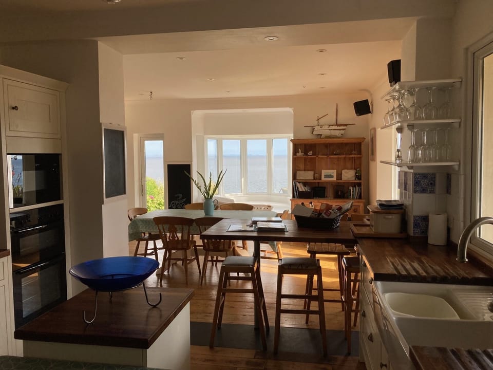 Dining for up to 10 (+2 visitors) at the extendable dining table