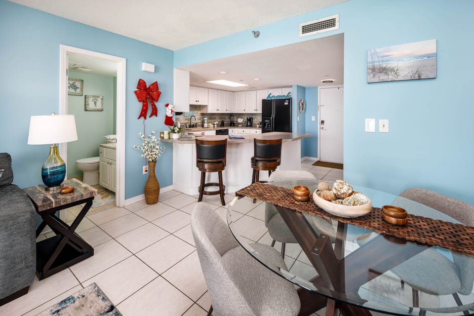 Dining area - seats 4 and bar stools