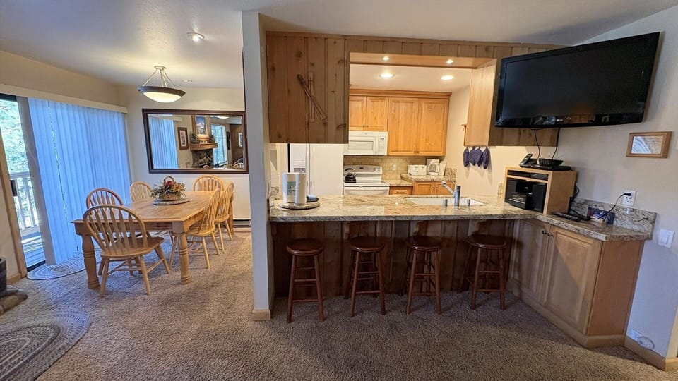 Dining and Bar