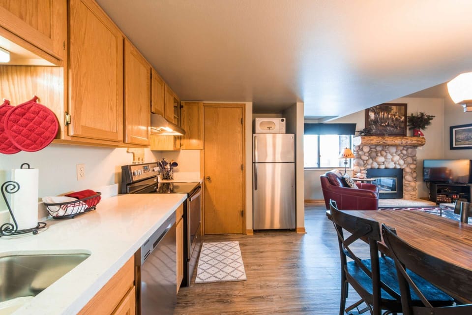 Bright & Spacious Fully Remodeled Top Floor Corner Unit