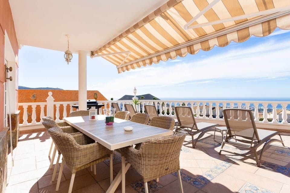 Terrace with dining table for 8 persons / Terrasse mit Esstisch für 8 Personen
